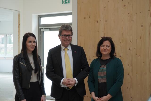 Martin Polaschek mit den beiden zukünftigen Leiterinnen von Kindergarten Verena Erdödi (l.) und Kinderkrippe Sieglinde Dorner-Holzgethan. | Foto: Michael Strini