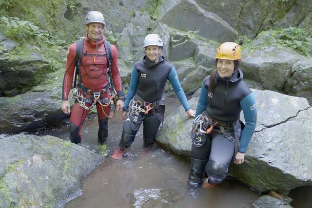 Canyoning Guide mit Annalena Erlacher (l.) und Fabienne Böhlen (r.) | Foto: ServusTV / Pre TV