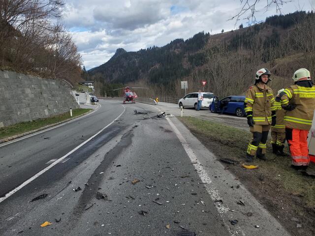 Für die Dauer der Unfallaufnahme war die B311, Pinzgauer Bundesstraße, zur Gänze gesperrt. | Foto: Freiwillige Feuerwehr Taxenbach