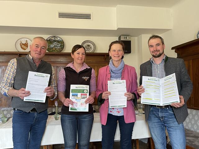 Halten den Katalog mit den 35 Forderungen in der Hand: Johann Ilsinger, Nicole Leitgab, Christine Landl und Harald Buchsteiner | Foto: Schneeberger