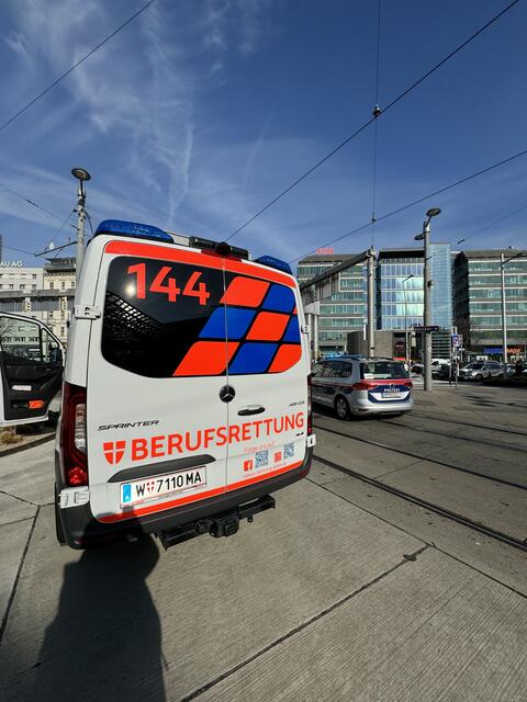 Die Berufsrettung und -feuerwehr war am Freitagmorgen mit einem Großaufgebot im Einsatz. Ein Reisebus brannte laut ersten Informationen. | Foto: Berufsrettung Wien