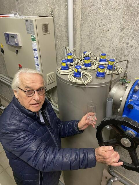 Bürgermeister Maximillian Titz in Brunnenanlage Altenberg. | Foto: Marktgemeinde St. Andrä-Wördern
