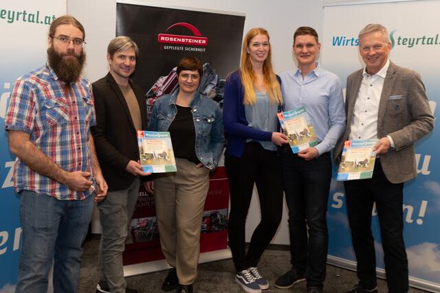Von links: Dominik Gintenreiter (Aquariumservice &amp; Handel Gintenreiter, Molln) Monika Hartl, Martin Hartl (Hartl Metall GmbH), Nina und Andreas Rosensteiner (Rosensteiner GmH), Obmann Karl Schwarz (Harmonikamanufaktur Schwarz, Molln)
  | Foto: WKO