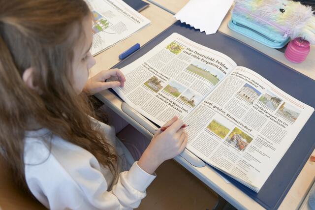Melissa findet die Informationen zu den einzelnen Bezirksteilen spannend. | Foto: Maximilian Spitzauer/RMW