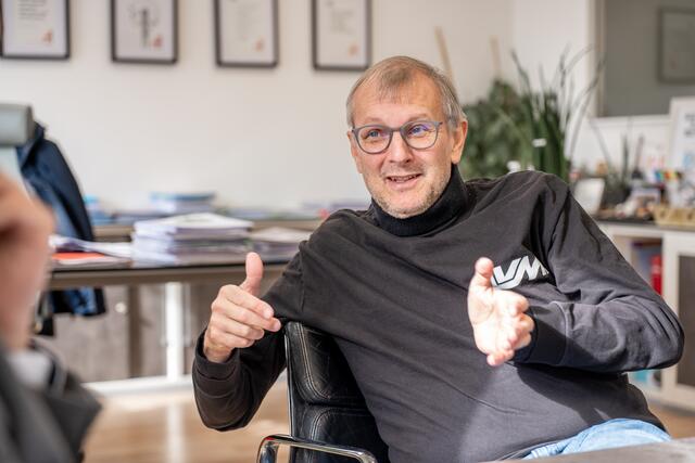 XXXLutz-Unternehmenssprecher Thomas Saliger: "Der Onlinehandel nimmt auch in der Möbelbranche stetig zu, aber es ist keine Revolution. Aber je höherwertiger die Möbel, umso weniger wird online gekauft."  | Foto: BRS/Siegl