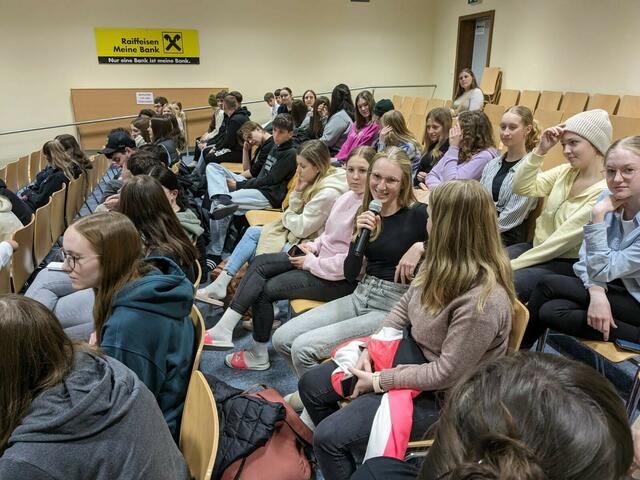 Die Schülerinnen und Schüler hatten auch die Möglichkeit, sich selbst unter anderem zu den Themen Demokratie sowie Frauen- und Menschenrechte einzubringen. | Foto: KK