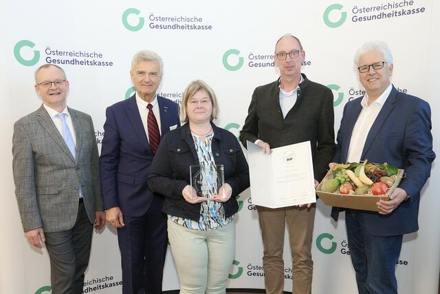 Leiter des Fonds Gesundes Österreich Klaus Ropin, Vorsitzender des ÖGK-Landesstellenausschusses Norbert Fidler, Gesundheitsbeauftragte bei AVIA Gmünd Marietta Apfelthaler, Geschäftsführer von AVIA Gmünd Andreas Weber, Obmann der ÖGK Andreas Huss (v.l.). | Foto: ÖGK/APA-Fotoservice/Hörmandinger