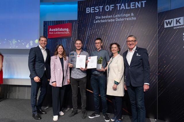 WKÖ-Vizepräsident Philipp Gady, Staatssekretärin Claudia Plakolm, Thomas Käferböck, Lukas Penz, Renate Scheichelbauer-Schuster (WKÖ Bundesspartenobfrau Gewerbe und Handwerk), SkillsAustria-Präsident Josef Herk (v.l.).
 | Foto: Weinwurm Fotografie