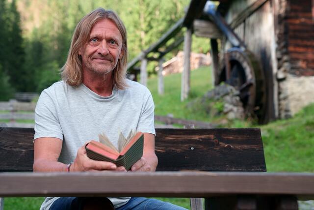 Werner Schüssler mit dem Kriegstagebuch seines Großvaters | Foto: ServusTV / Pre TV