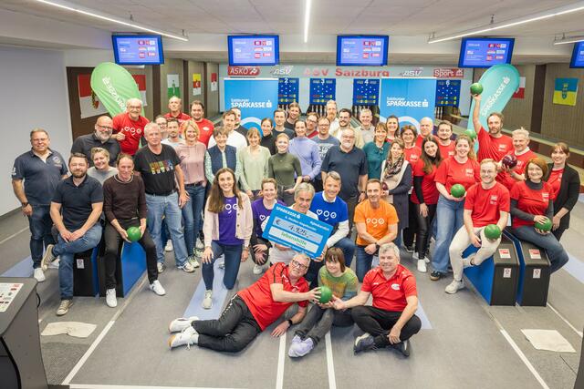 Salzburger Medienvertreter, ASV Salzburg und Salzburger Sparkasse kegelten beim sechsten Sparkasse-Medienkegelturnier zugunsten der Lebenshilfe Salzburg. Der ASV Salzburg stellte davor die Kegelanlage kostenlos zur Verfügung. | Foto: Wildbild.at