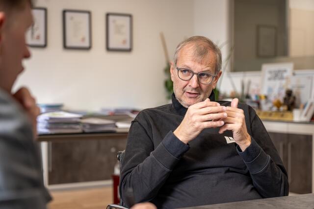 XXXLutz-Unternehmenssprecher Thomas Saliger: "Verkaufen ist wie vor 70 Jahren: Menschen mögen, eine Aufgabenstellung für den Kunden lösen und den Kunden zum Lächeln bringen. Das ist unser Ziel, dass der Kunde zum Schluss lächelt." | Foto: BRS/Siegl