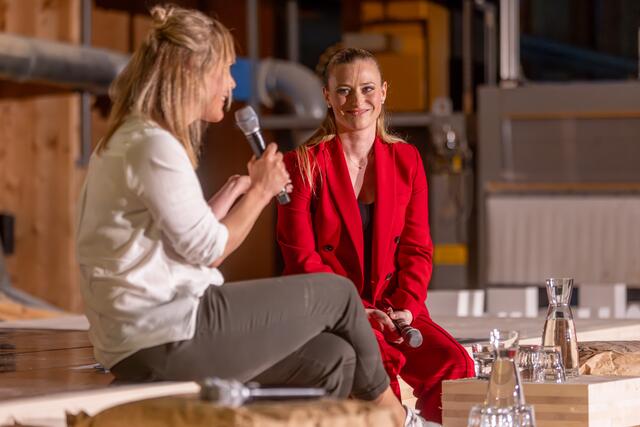 Birgit Enk im Gespräch mit Teresa
Schneider (r.).  | Foto: Sparkasse/Philipp Brunner