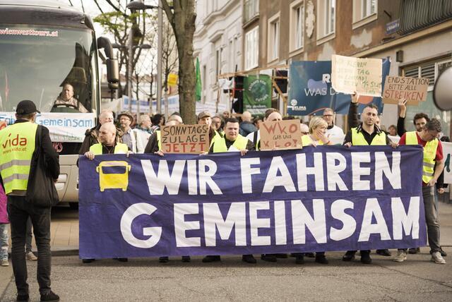 Über 1.00 Menschen gingen für die Arbeitsbedingungen der Busfahrerinnen und Busfahrer auf die Straße.  | Foto: RMW/ Philippa Kaufmann