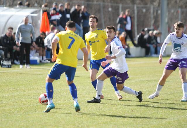 Michael Augustin (Mitte) brachte Silz/Mötz gegen die Mozartstädter in der ersten Halbzeit in Führung. | Foto: sportszene.tirol/Leitner