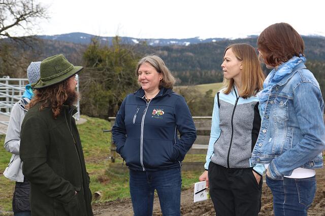 Steirische Bäuerinnen im Austausch mit Alexandra Kiegerl (Mitte). | Foto: Welthaus Graz