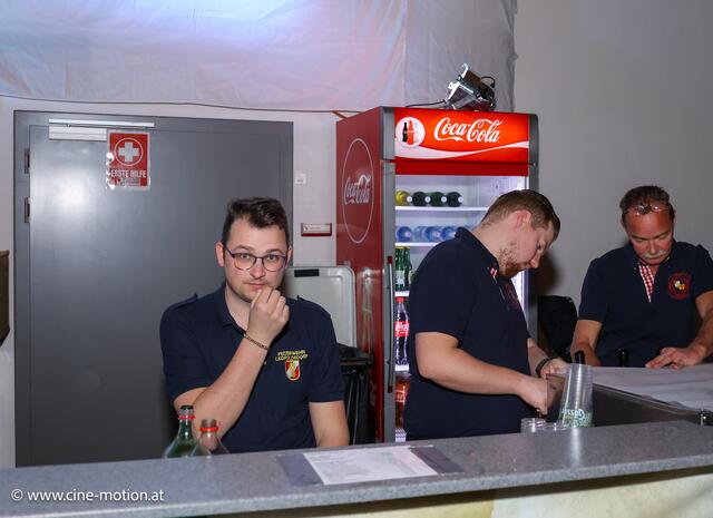 Christoph Kremser, Mitglied der freiwilligen Feuerwehr an der Bar. | Foto: www.cine-motion.at / Ivanek