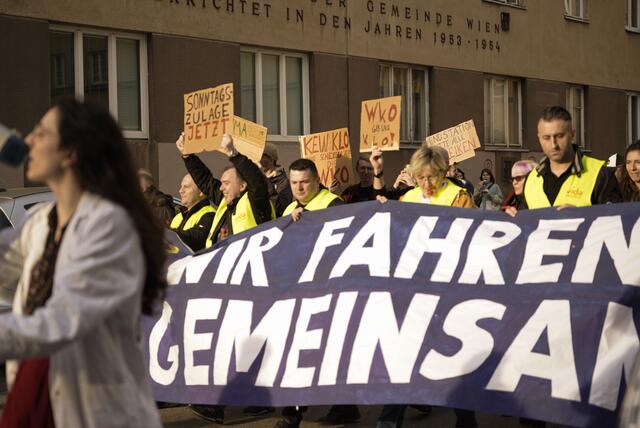 Angeführt wurde die Demo von Busfahrerinnen und Busfahrern.  | Foto: RMW/ Philippa Kaufmann