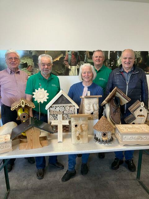 Die Lebringer Schnitzerrunde mit Obmann Rudolf Gutjahr (2.v.l.) ist immer noch leidenschaftlich am Handwerk interessiert.  | Foto: Gutjahr