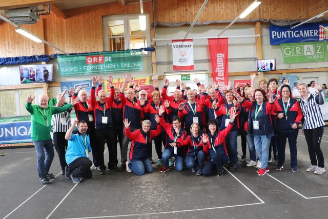 Jubel bei den ehrenamtlichen Mitarbeitern, sie wickelten den fairen und sportlich beeindruckenden Special Olympics-Bewerb ab. | Foto: Edith Ertl
