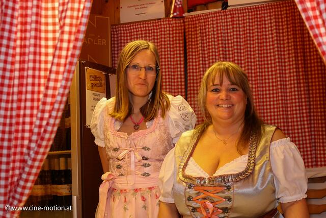 Daniela Holzer und Michaela Wolf an der Weinbar (vlnr). | Foto: www.cine-motion.at / Ivanek