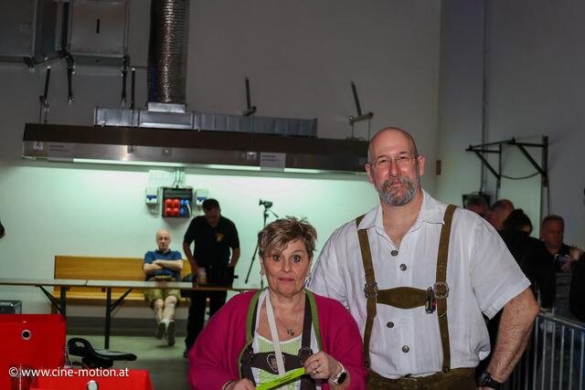 Gabi Tury als freiwillige Helferin in netter Gesellschaft. | Foto: www.cine-motion.at / Ivanek