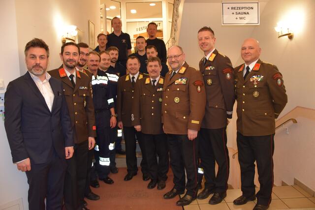 Die Beförderten und Ausgezeichneten mit den Ehrengästen 