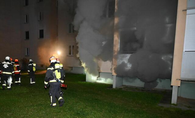 Wegen Brandstiftung musste in der Nacht von Freitag, 15. März, auf Samstag ein Wohnhaus evakuiert werden.  | Foto: Stadt Wien/Feuerwehr