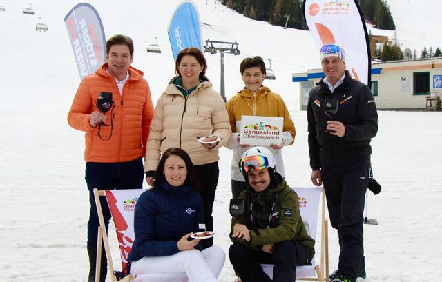 Stehend v.l.n.r. Klaus Aitzetmüller (Bürgermeister Hinterstoder), Agrar- und Ernährungslandesrätin Michaela Langer-Weninger, GF Kulinarik Genussland OÖ, Margit Steinmetz-Tomala, Vorstand der Hinterstoder-Wurzeralm Bergbahnen AG Rainer Rohregger. Sitzend v.l.n.r. Geschäftsführerin Tourismusverband Pyhrn-Priel Corinna Polz und Oberösterreich Tourismus Produktmanager Stefan Pauzenberger.