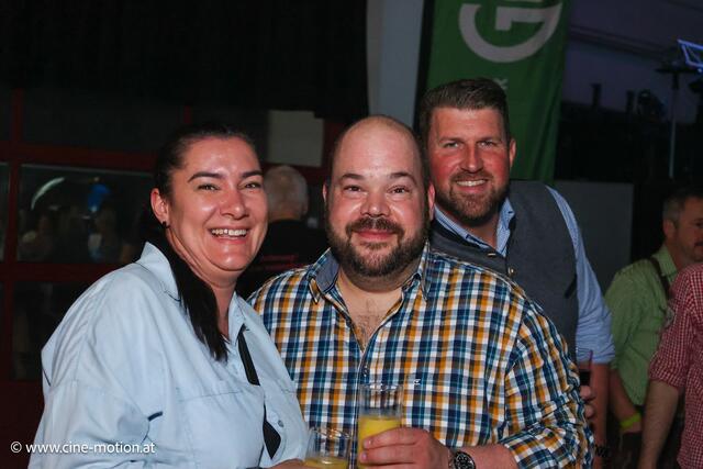 Christian Fuchs mit Gattin und Freunden amüsierten sich an der Bar. | Foto: www.cine-motion.at / Ivanek