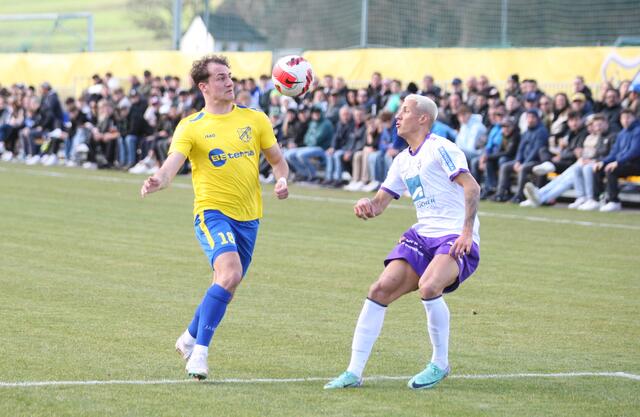Den Ball im Fokus hatte Simon Plattner, der auf der rechten Abwehrseite nichts anbrennen ließ. | Foto: sportszene.tirol/Leitner