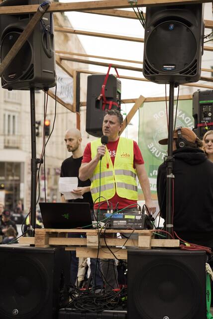 Betriebsrat Thomas Stiller vor der WKO.  | Foto: RMW/ Philippa Kaufmann