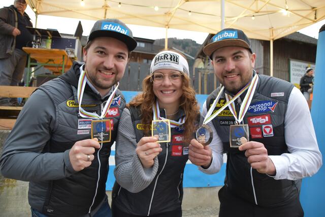 Immer noch groß ist die Freude bei Lisa Schulte, David und Nico Gleirscher über ihre Erfolge bei der Kunstbahnrodel-WM. Viele Stubaier feierten am Freitag mit ihnen! | Foto: Kainz/Pernsteiner