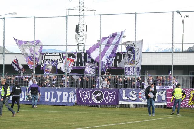 Lautstark, aber friedlich: Die Fans von Austria Salzburg beim Gastspiel ihrer Mannschaft in Mötz. | Foto: sportszene.tirol/Leitner