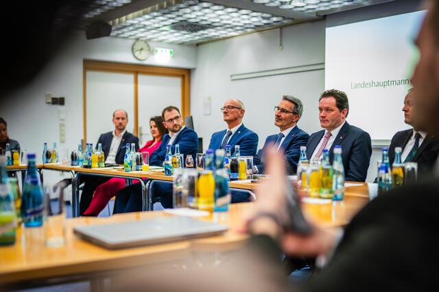 „Starke Partnerschaften über Ländergrenzen hinweg, sind für uns wesentlich. Im Fall von Südtirol ist es nicht nur eine starke Partnerschaft, sondern eine langjährige Freundschaft", betont LH Anton Mattle im Rahmen der Landesparteivorstandssitzung der Tiroler Volkspartei gemeinsam mit Südtirols Landeshauptmann Arno Kompatscher. | Foto: Tiroler Volkspartei