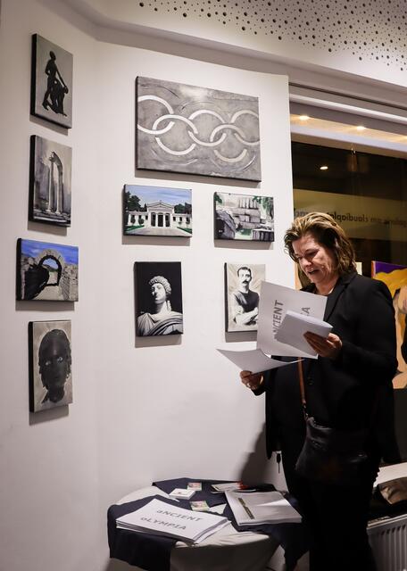 Auch was hinter den Bildern steckt, konnte während der Vernissage nachgelesen und entdeckt werden.  | Foto: Alicia Martin Gomez