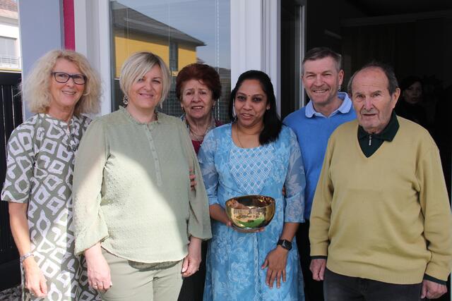 Unter den Gratulanten: Birgit Rauter, Waltraud Zerz, Karoline Illitsch, Siegfried Zerz und Herbert Illitsch  | Foto: Peter Pugganig
