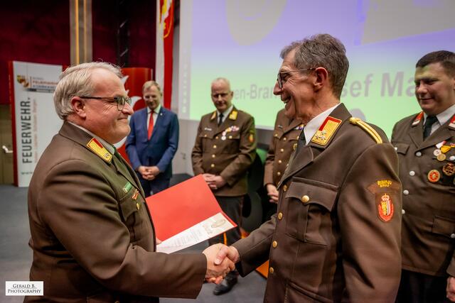 Josef Maderegger (links) wurde als Ehrenbrandrat ausgezeichnet. | Foto: Gerald B. - Photography
