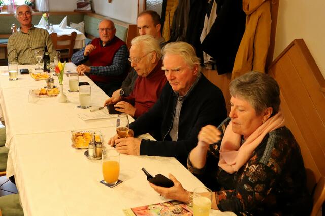 Aufmerksame Mitglieder während der Versammlung