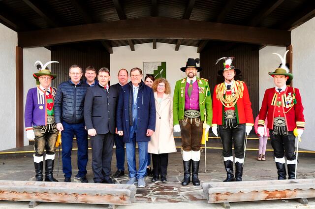 Pfarrer Peter Ferner und seine vielen Gratulanten anlässlich des 70. Geburtstages. | Foto: Hassl