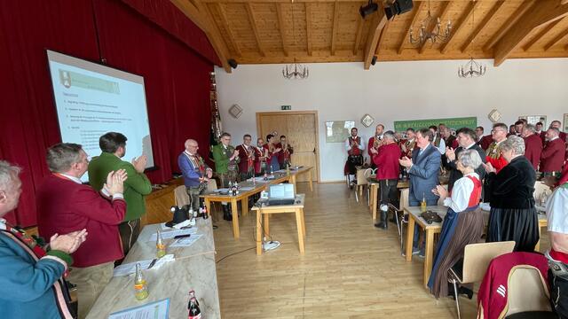 Bewegender Moment: Die Delegierten dankten dem scheidenden Kommandanten mit langen Standing Ovations. | Foto: Hassl