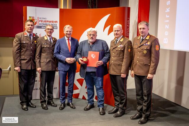 Josef Laimer (3. v. r.) erhielt die Feuerwehrehrenmedaille | Foto: Gerald B. - Photography