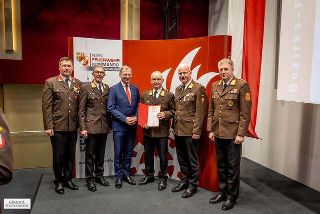Johann Stegbuchner wurde der Titel des Ehrenbrandrates verliehen. | Foto: Gerald B. - Photography