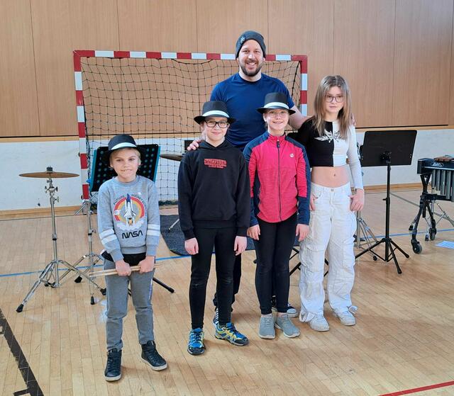 Cherine Hackl, Lelia Martin, Johanna Schranz und Lorenz Strigl mit Lehrer Mirko Schuler. | Foto: Privat