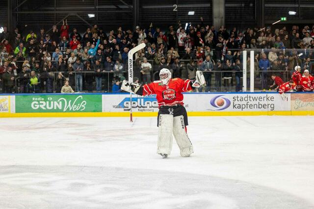 KSV-Goalie Oliver Zirngast feierte mit dem Publikum. | Foto: KSV / Huppmann