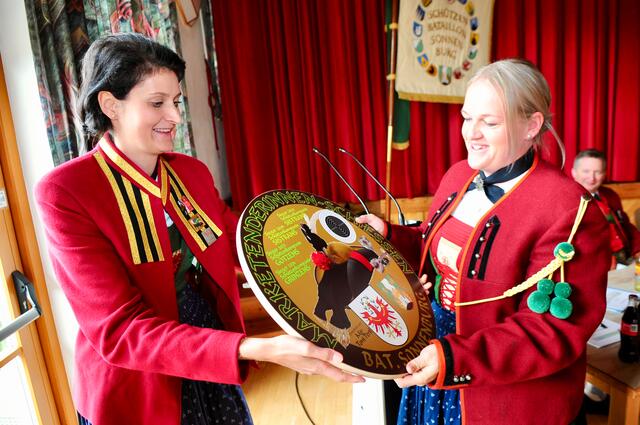 Bat.-Marketenderin Lisa Haller Schmö7 (li.) übergab die "aktualisierte Scheibe" für den Sieg im Marketenderinnenschießen an die aus Grinzens stammende Viertel-Markentenderin Nicole Kapferer | Foto: Hassl