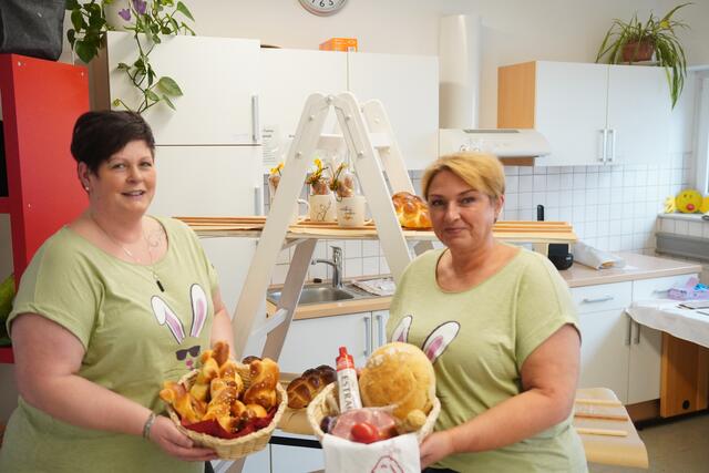 Martina Antosik und Sibylle Weiß mit den Osterleckereien.