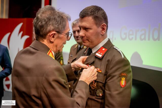 Gerald Kronberger erhielt die Bezirksverdienstmedaille in Silber. | Foto: Gerald B. - Photography