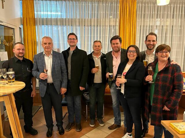 Engelbert Herics (2.v.r.) lud zu einer 70er Feier ein. | Foto: Bernhard Herics