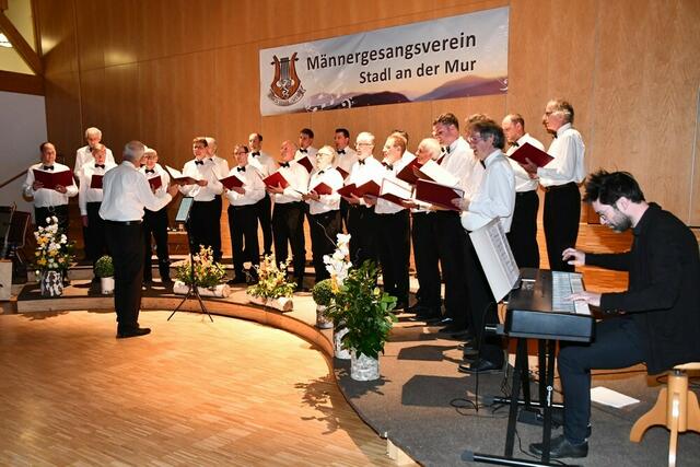 Der MGV Stadl sang in der Kreischberghalle Oldies und Schlager in die Herzen der Besucher, am Klavier begleitet von Johannes Feuchter. | Foto: Anita Galler