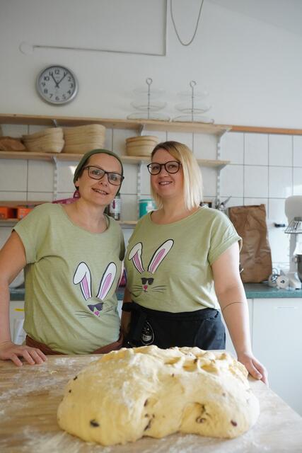 In der Backstube: Karina Mayerhofer und Lena Ofenböck.